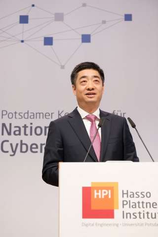 كين هو نائب رئيس مجلس إدارة شركة Huawei