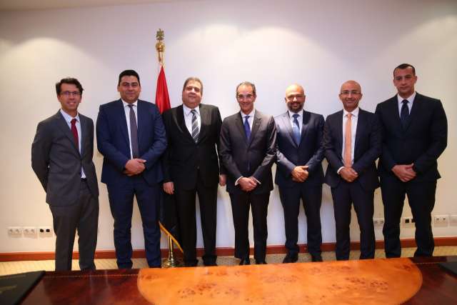 الدكتور عمرو طلعت وزير الاتصالات وتكنولوجيا المعلومات والمهندس مصطفى عبد الواحد القائم بأعمال الرئيس التنفيذي للجهاز القومي لتنظيم الاتصالات يتوسطان الرؤساء التنفيذيين لشركات المحمول الأربعة