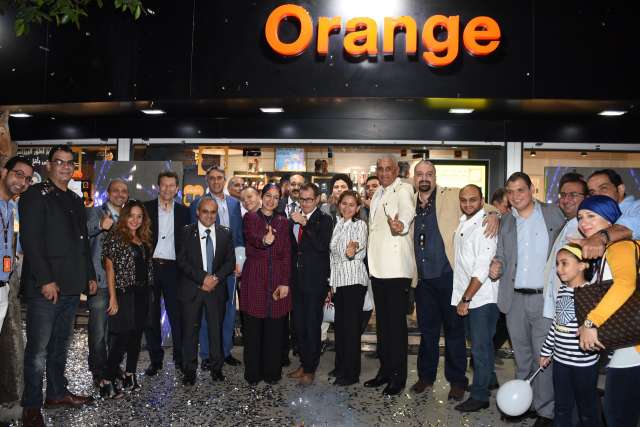 فريق عمل المتجر الذكي مع المهندس أشرف حليم نائب رئيس اورنچ مصر للقطاع التجاري وقيادات الشركة اثناء الافتتاح