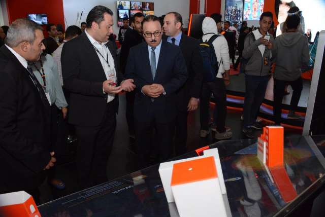 وزير الاتصالات يتفقد جناح اورنج