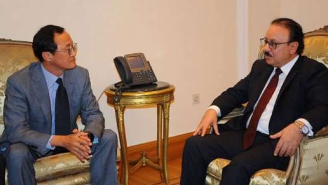 وزير الاتصالات المهندس ياسر القاضى مع ممثل شركة سامسونج مصر