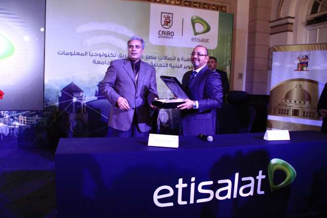 المهندس خالد ربيع يقدم درع التكريم للدكتور جابر جاد نصار رئيس جامعة القاهرة