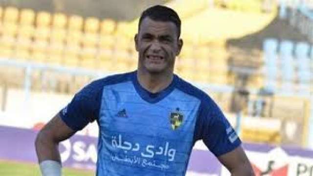حارس المرمى عصام الحضرى