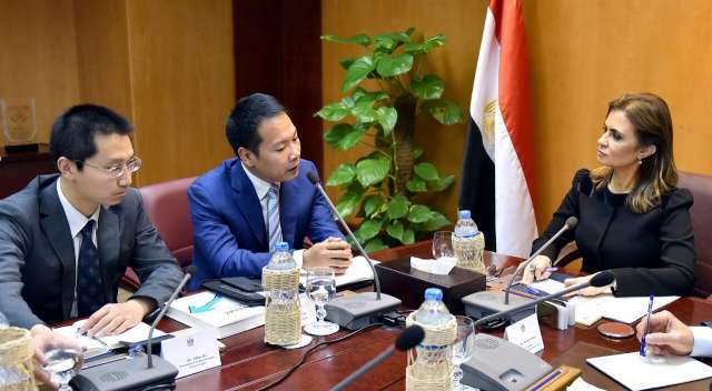 الدكتورة سحر نصر وزيرة الاستثمار والتعاون مع تيرى ليو الرئيس التنفيذى لشركة هواوى مصر