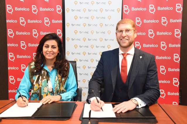 التعليق: الرئيس التنفيذي لشركة بتلكو البحرين المهندسة منى الهاشمي، ومديرالتطوير ورئيس برينك (مينا)، ياسين أبو داوود أثناء توقيع الاتفاقية.