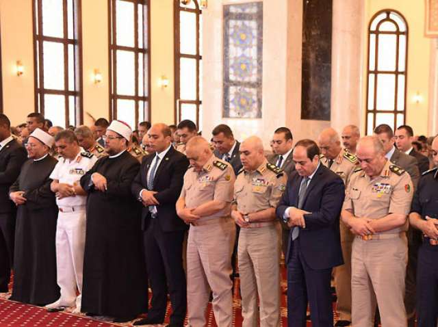 الرئيس السيسي يؤدي صلاة الجمعة في مسجد المشير طنطاوي