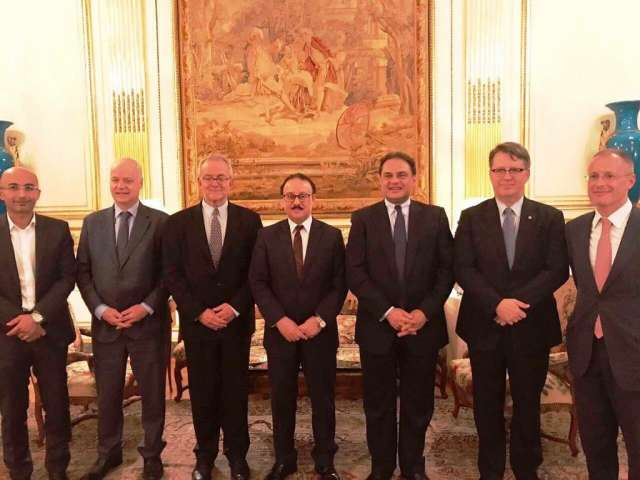 معالي السفير المصري في فرنسا السيد ايهاب بدوي ومعالي وزير الاتصالات وتكنولوجيا المعلومات المهندس ياسر القاضي يتوسطان قيادات اورنچ العالمية السيد برونو ميتلنج نائب الرئيس التنفيذي لمجموعة اورنچ العال
