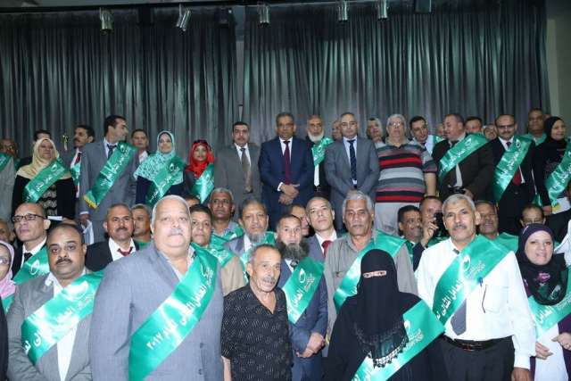 رئيس الهيئة القومية للبريد يكرم العاملين المثاليين بالهيئة