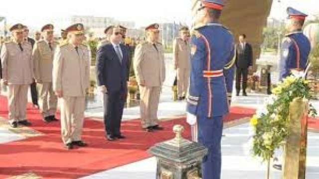 الرئيس عبد الفتاح السيسى رئيس الجمهورية يضع إكليلا من الزهور على قبر الجندى المجهول