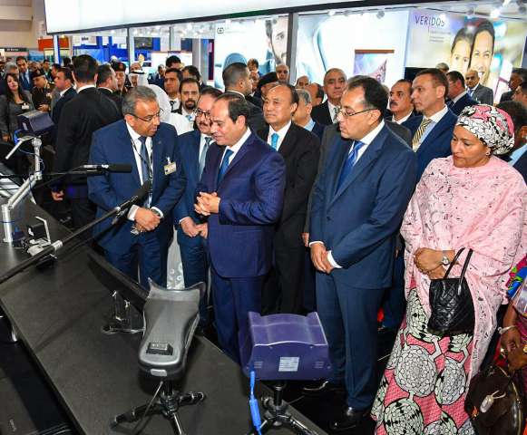 الرئيس عبد الفتاح السيسى رئيس الجمهورية يتفقد جناح البريد فى كايرو أى سى تى
