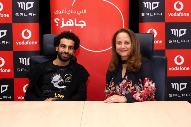 نهال زكى رئيس قطاع التسويق والمبيعات فودافون مصر مع النجم محمد صلاح