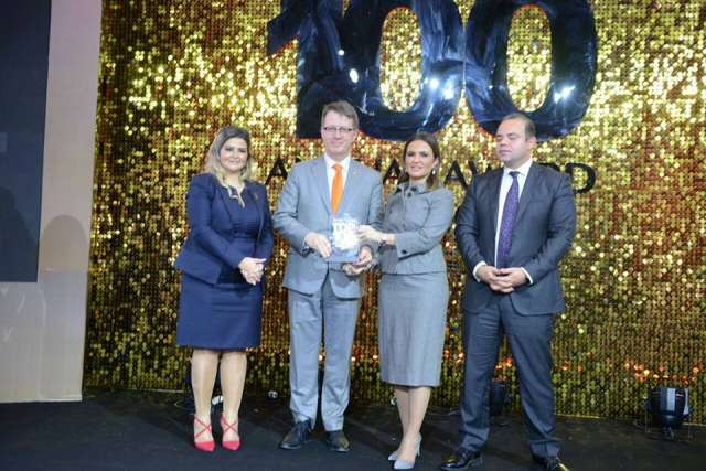 جان مارك هاريون الرئيس التنفيذى لشركة أورنج مصر يتسلم جائزة قمة الأفضل 