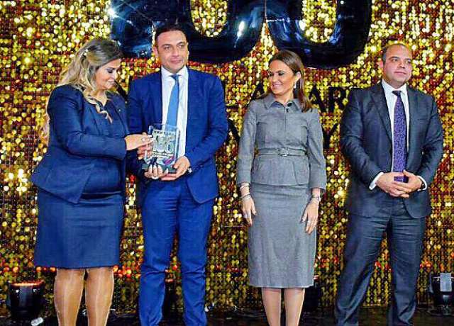 المهندس أحمد البحيرى الرئيس التنفيذى للشركة المصرية للاتصالات والعضو المنتدب يتسلم جائزة القمة 