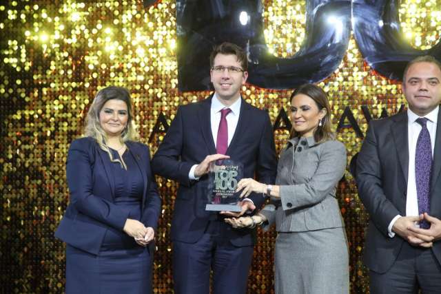 ألكسندر فرومان، الرئيس التنفيذي لفودافون مصر أثناء تكريمه من وزير الاستثمار والتعاون الدولي، الدكتور سحر نصر، وبحضور محمد فريد، رئيس البورصة المصرية، والإعلامية دينا عبد الفتاح