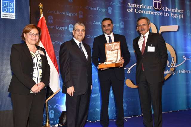 المهندس / أيمن عصام – رئيس قطاع الشئون الخارجية والقانونية أثناء تسلمه الجائزة من معالي وزير الكهرباء والطاقة المتجددة دكتور/ محمد شاكر، ورئيس غرفة التجارة الأمريكية بمصر المهندس / طارق توفيق ، ومدير