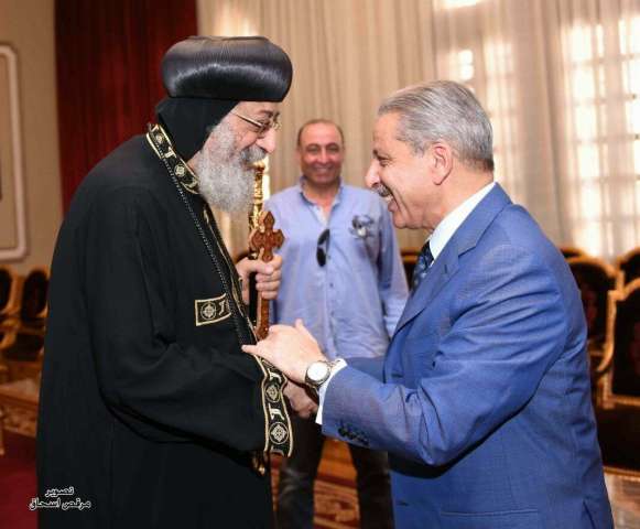  وزير الدولة السعودي لشؤون الدول الإفريقية أحمد بن عبد العزيز قطان مع  للبابا تواضروس الثاني، بابا الإسكندرية وبطريرك الكنيسة القبطية الارثوذكسية