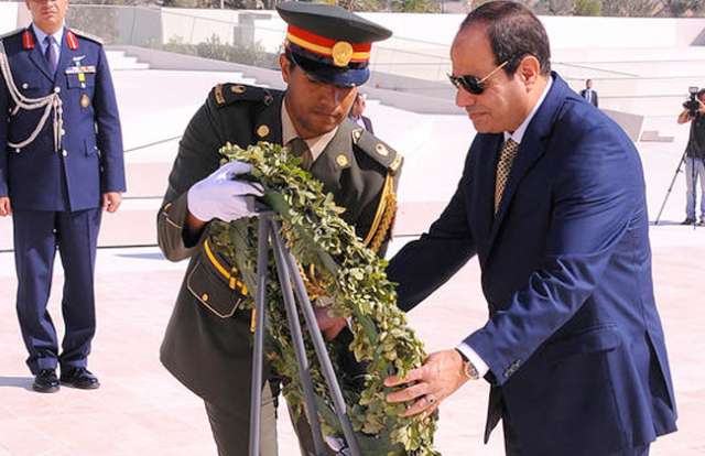الرئيس السيسى يضع إكليل الزهور على النصب التذكارى لشهداء القوات المسلحة