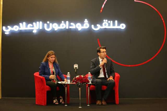 ألكسندر فرومان الرئيس التنفيذى لشركة فودافون مصر ونهى سعد رئيس قطاع الإعلام بشركة فودافون مصر 