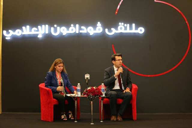 ألكسندر فرومان الرئيس التنفيذى لشركة فودافون مصر ونهى سعد رئيس قطاع الإعلام بشركة فودافون مصر