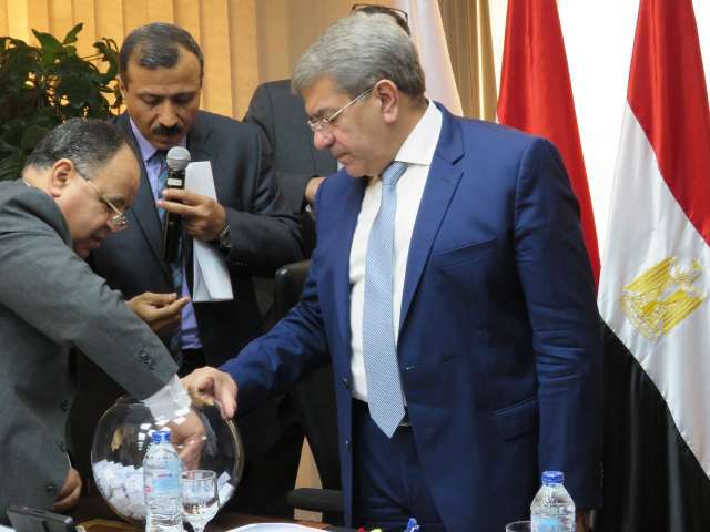 عمرو الجارحي وزير المالية يشرف على إجراء قرعة تأشيرات الحج 