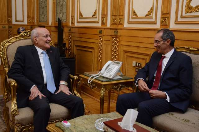 الدكتور محمد سعيد العصار وزير الدولة للإنتاج الحربي والدكتور عمرو طلعت وزير الاتصالات وتكنولوجيا المعلومات خلال لقائه
