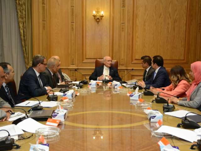 الدكتور محمد سعيد العصار خلال لقائه مع رئيس شركة لافا ورئيس شركة سمارت