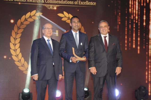 عاكف المغربي نائب رئيس مجلس إدارة بنك مصر يتسلم الجائزة 