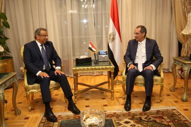 الدكتور عمرو طلعت وزير الاتصالات وتكنولوجيا المعلومات خلال لقائه مع عصام الصغير رئيس الهيئة القومية للبريد 