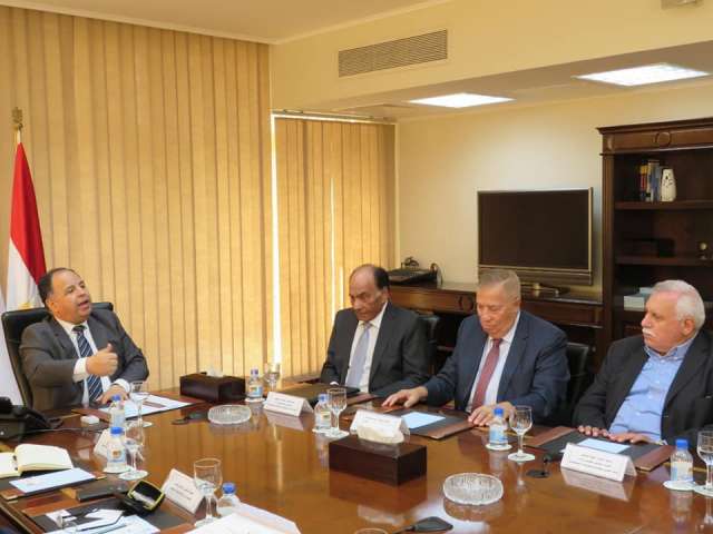 الدكتور محمد معيط وزير المالية خلال إجتماعه مع جمعيات المستثمرين