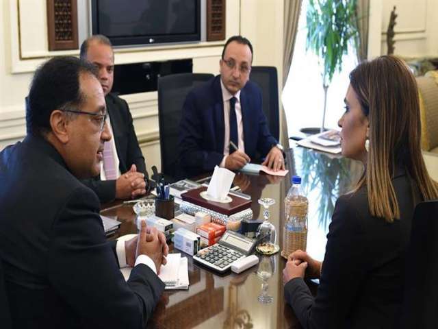 الدكتور مصطفى مدبولى رئيس الوزراء ووزير الإسكان وسحر نصر وزيرة الاستثمار والتعاون الدولى و محمد فريد رئيس البورصة