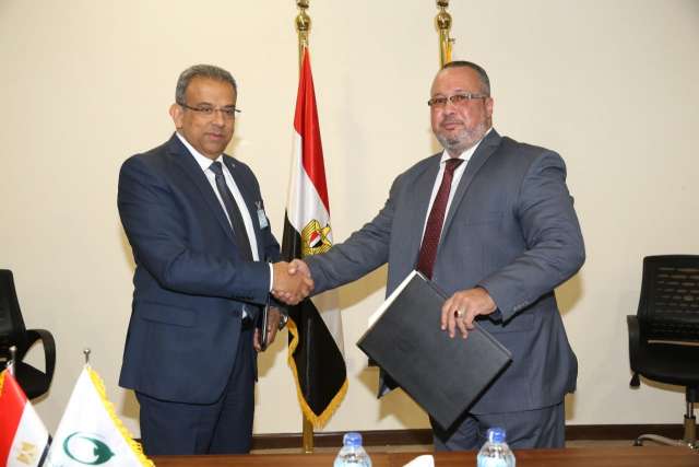 عصام الصغير رئيس مجلس إدارة البريد المصري خلال توقيع الاتفاقية