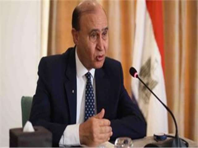 الفريق مهاب مميش رئيس هيئة قناة السويس ورئيس المنطقة الاقتصادية والمهندس محمد ابوالعنيين يوقعان الاتفاقية