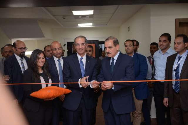 وزير الاتصالات وتكنولوجيا المعلومات الدكتور عمرو طلعت يتوسط السيد اللواء جمال نور الدين محافط اسيوط والمهندس ياسر شاكر الرئيس التنفيذي لاورنج مصر اثناء افتتاح مركز خدمة العملاء الجديد باسيوط