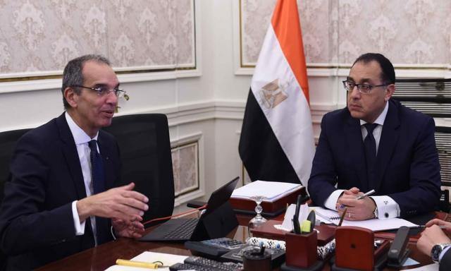 الدكتور مصطفى مدبولي رئيس مجلس الوزراء خلال لقائه مع الدكتور عمرو طلعت وزير الاتصالات وتكنولوجيا المعلومات