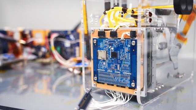 ” إنتل” تدعم أول قمر صناعي مزود بتقنيات الذكاء الاصطناعي
