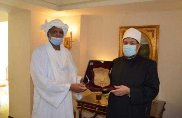 وزير الأوقاف يهدي درع الوزارة لنظيره السوداني