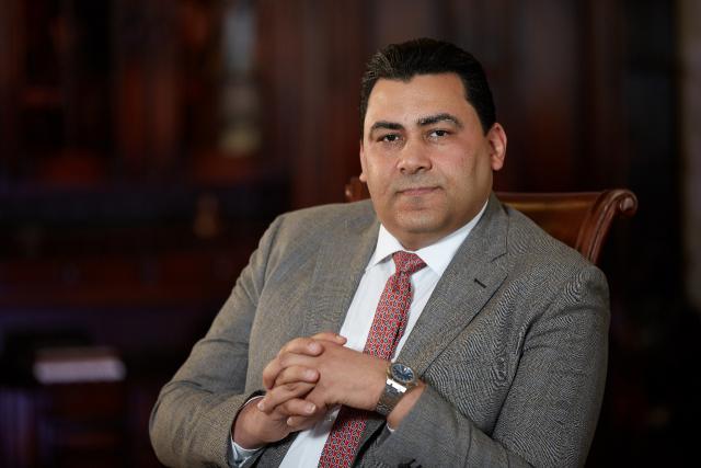 المهندس عادل حامد الرئيس التنفيذي للشركة المصرية للاتصالات
