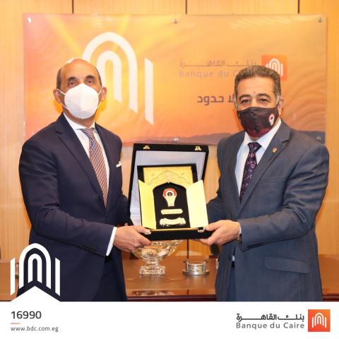 الأستاذ طارق فايد رئيس مجلس الإدارة والرئيس التنفيذى لبنك القاهرة يتسلم درع التكريم
