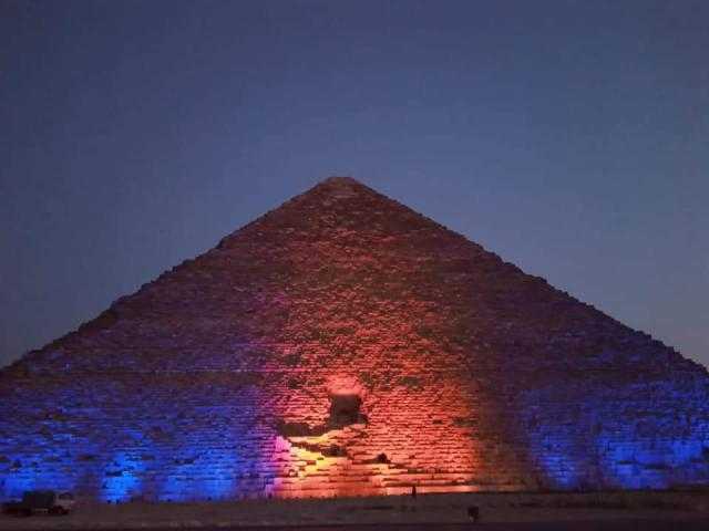 إضاءة الهرم الأكبر وقلعة محمد علي باللونين الأزرق والبرتقالي بمناسبة اليوم العالمي للكبد