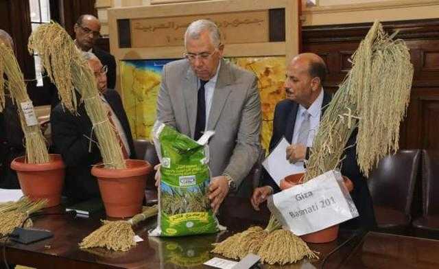 وزير الزراعة يكرم رئيس المشروع القومي لتطوير الأرز الفائز بالميدالية الذهبية في معرض جنيف الدولي للابتكارات