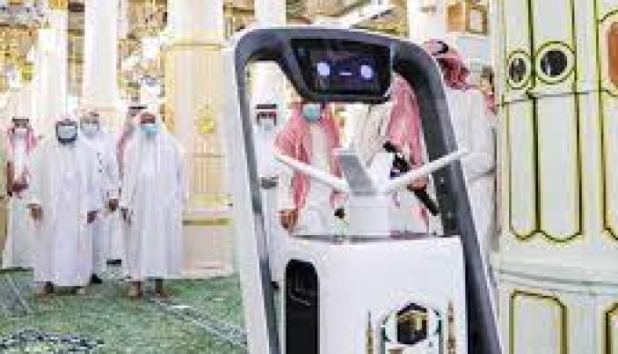 11 روبوتًا للتعقيم ومكافحة الأوبئة داخل المسجد الحرام