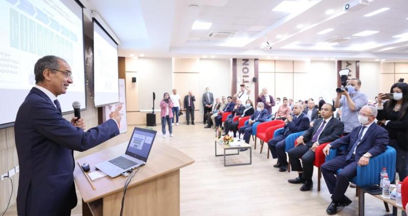 الدكتور عمرو طلعت وزير الاتصالات وتكنولوجيا المعلومات خلال إجتماعه مع قيادات ومحافظة المنيا
