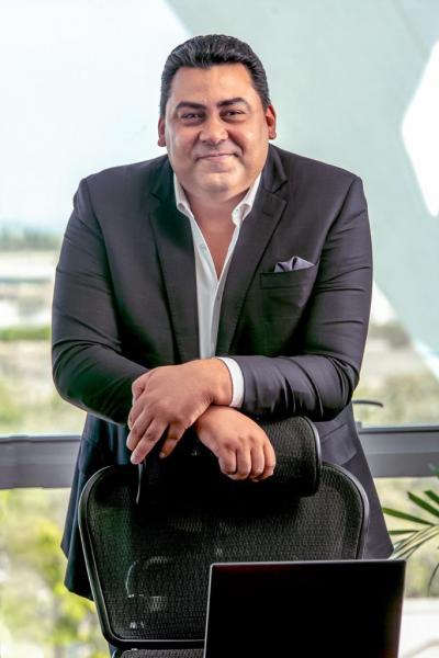 المهندس عادل حامد الرئيس التنفيذي والعضو المنتدب للشركة المصرية للاتصالات