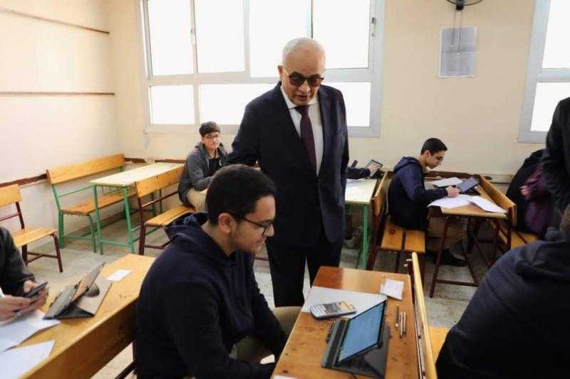وزير التربية والتعليم يتفقد سير امتحانات الشهادة الإعدادية والصف الأول الثانوي