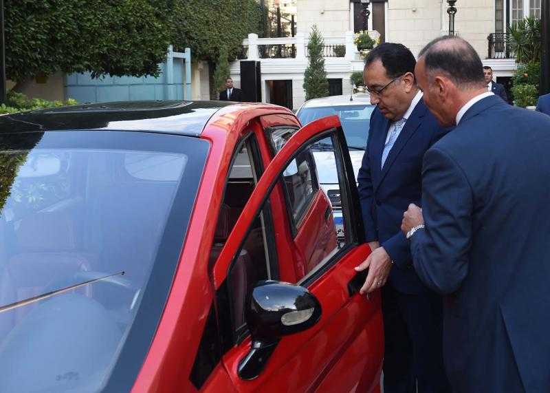 ” مدبولى ” يطالب حكومته  بزيادة المكون المحلي فى مشروع أول سيارة مصرية كهربائية