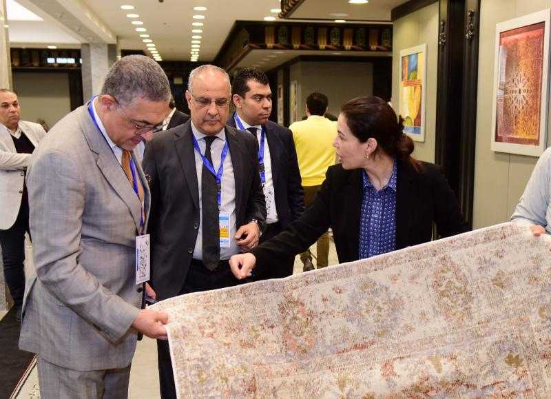 تنسيق بين الهيئة العامة للاستثمار والمناطق الحرة ومجموعة النساجون الشرقيون لتعميق صناعة السجاد في مصر