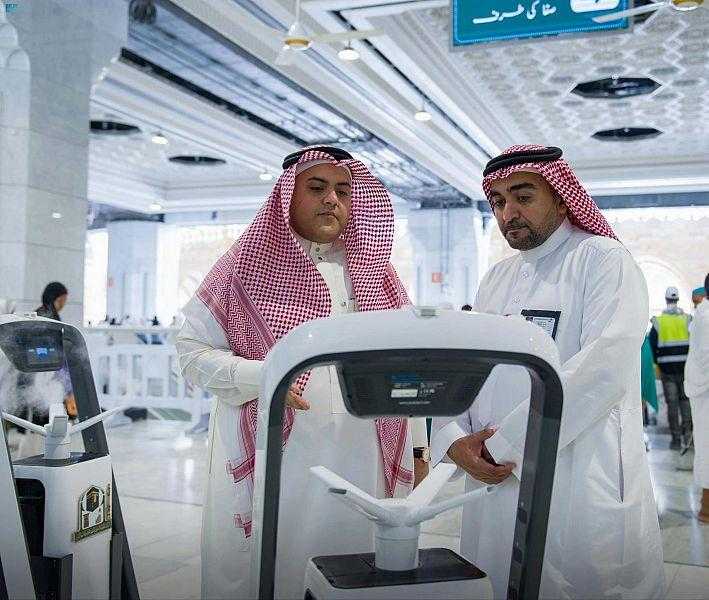 رئاسة الحرمين الشريفين تستحدث روبوتات ذكية ومنصات رقمية تجوب أرجاء المسجد الحرام