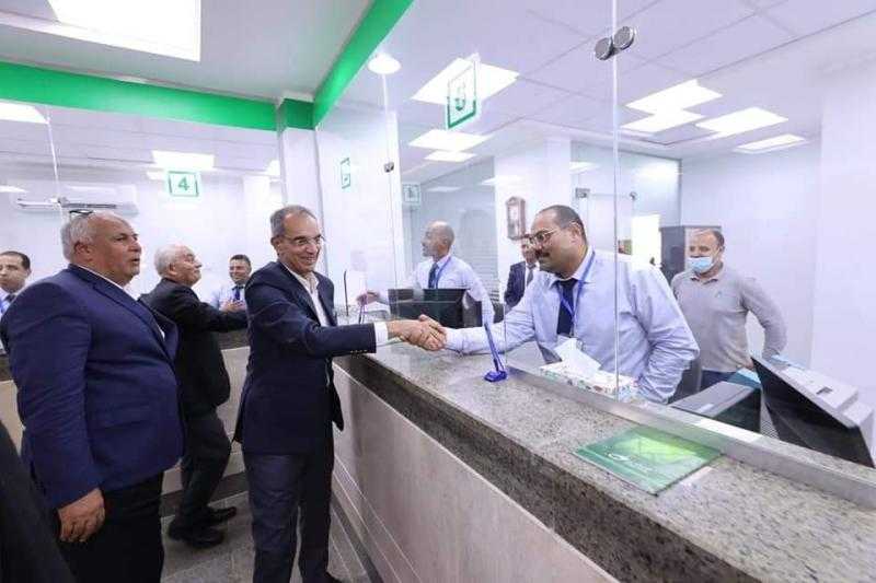 وزير الاتصالات يتفقد مبنى بريد السلام ومدرستى التربية الفكرية والامل للصم بالخارجة