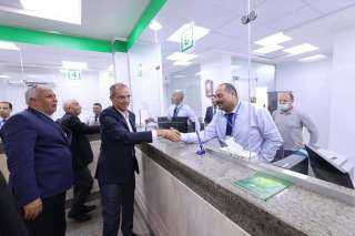 وزير الاتصالات يتفقد مبنى بريد السلام ومدرستى التربية الفكرية والامل للصم بالخارجة