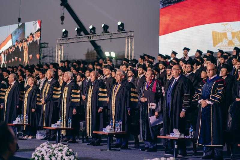 محمود محيي الدين يشهد حفل تخريج دفعة جديدة من طلاب جامعة النيل الأهلية